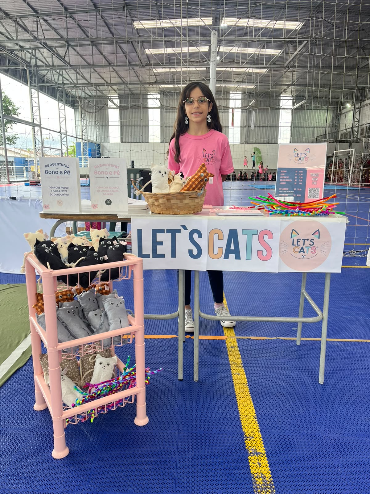 Primeira feira da Let’s Cats: nossa jovem criadora com a mesa de livros e gatinhos