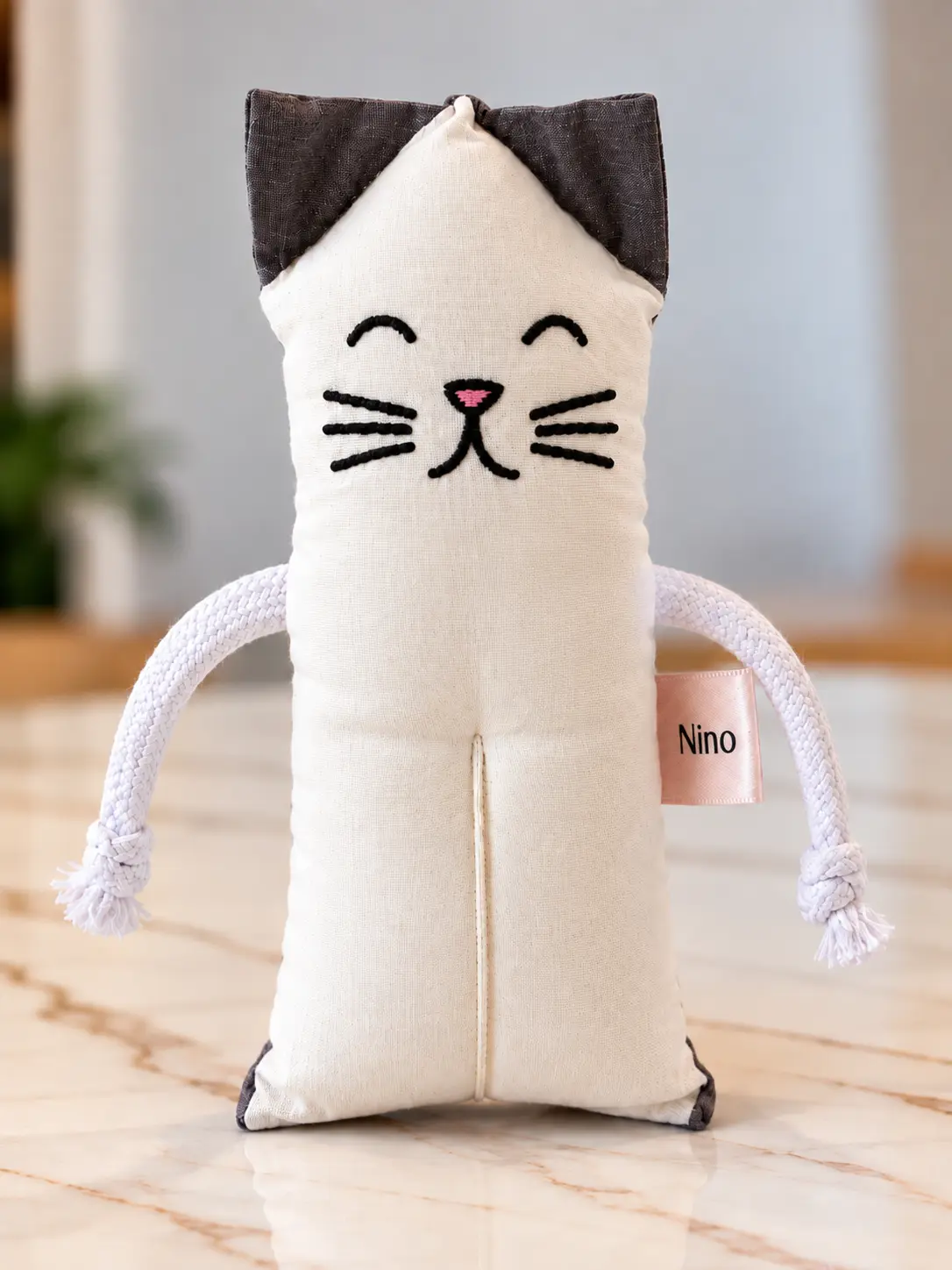 Nino, branco com orelhas escuras de tecido Let’s Cats